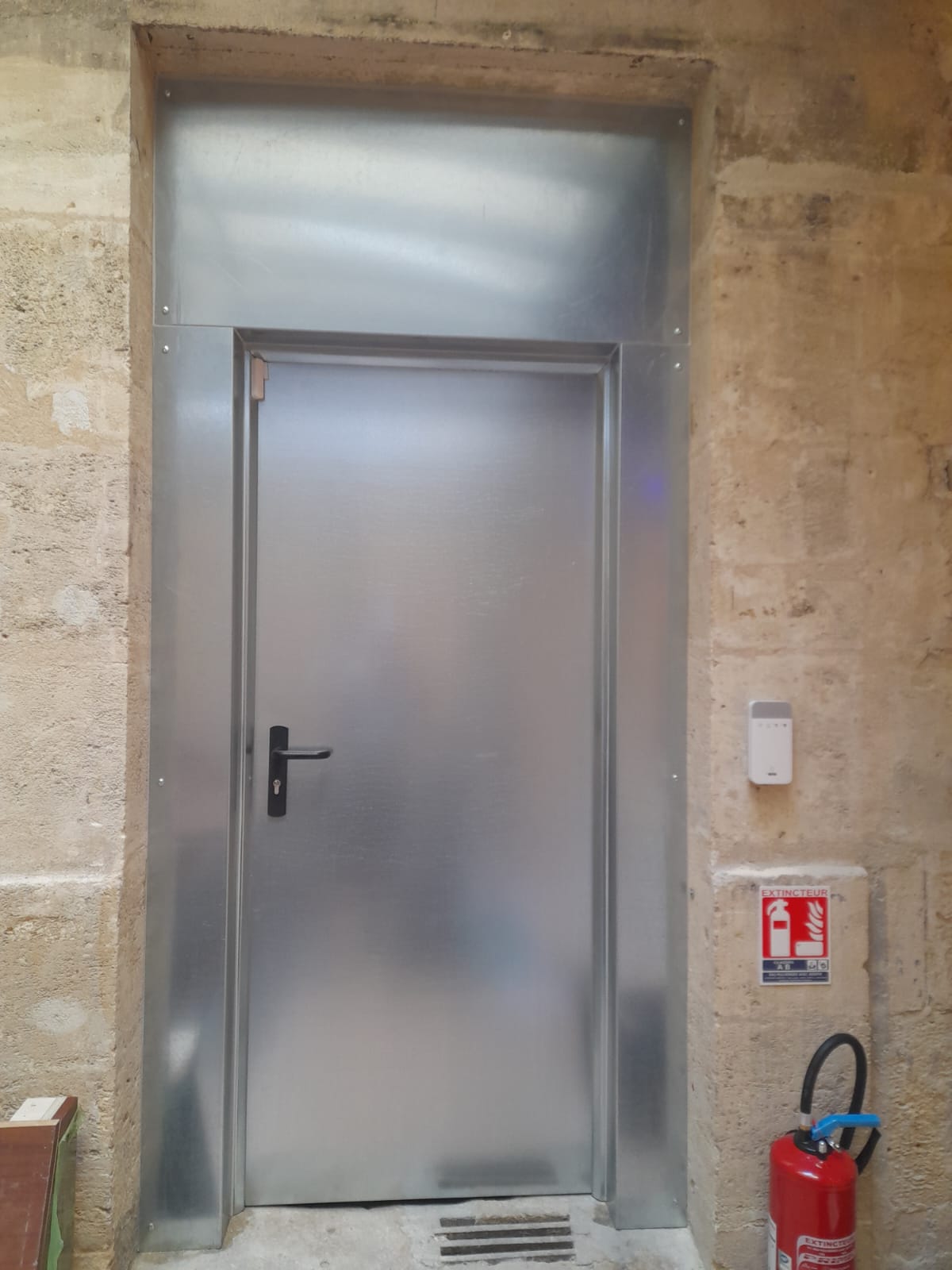 Pose d'une porte aluminium à Bordeaux (33) 