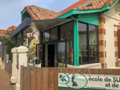 Pose d'une avancée de toit en aluminium et d'une façade vitrée à LACANAU-OCEAN (33)