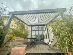 Pose d'une pergola bioclimatique inclinée à lames orientables à BORDEAUX (33)