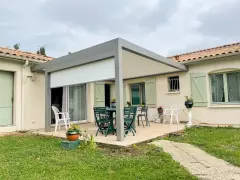 Pose d'une pergola bioclimatique à lames orientables à MONTUSSAN (33)