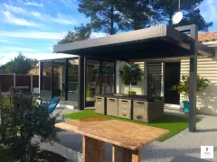 Pose dune pergola bioclimatique et véranda toit plat avec pans coupés à ARÈS (33)