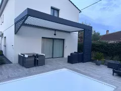 Conception et pose d'une pergola bioclimatique sur mesure en aluminium à Yvrac (33)