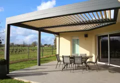 Pose d'une pergola bioclimatique trapézoïdale à CÉZAC (33)