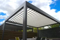 Pose d'une pergola bioclimatique orientable sur plots béton à LORMONT (33)