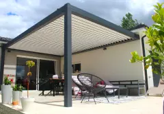 Pose d'une pergola bioclimatique orientable 100% étanche à SAINT-LOUBÈS (33)