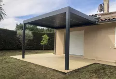 Pose d'une pergola bioclimatique adossée avec éclairage à SAINT JEAN D'ILLAC (33)