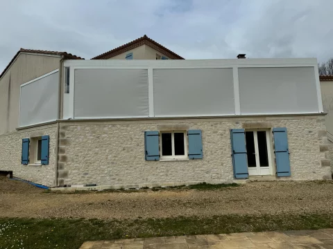 Pose d'une pergola bioclimatique et d'un garde corps vitrage à Tresses (33) 