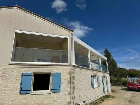 Pose d'une pergola bioclimatique et d'un garde corps vitrage à Tresses (33) 