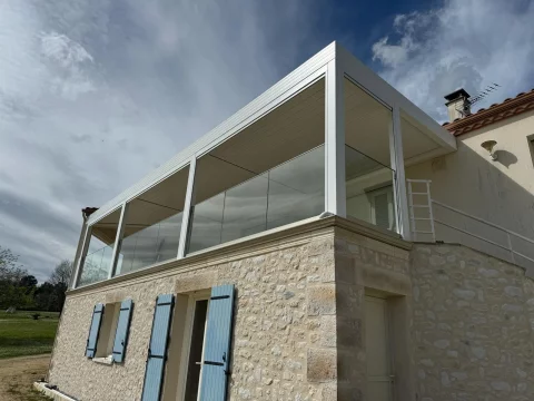 Pose d'une pergola bioclimatique et d'un garde corps vitrage à Tresses (33) 