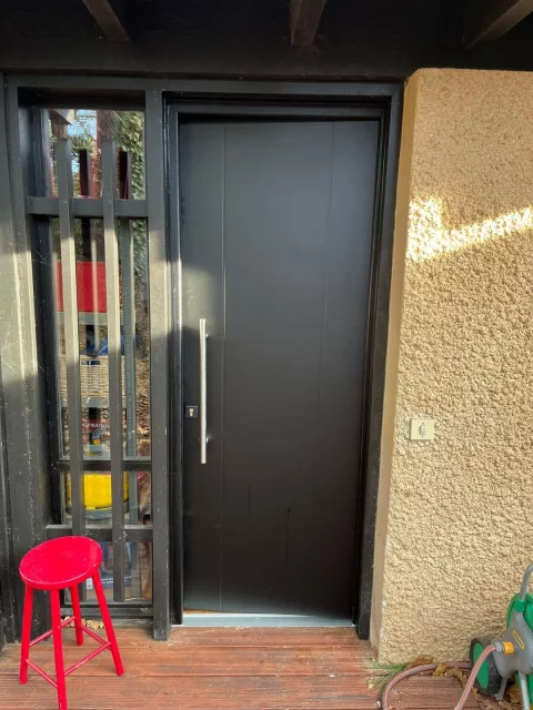 Pose d'une porte d'entrée en aluminium à Pompignac (33)