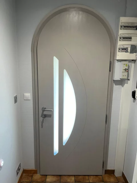 Pose d'une porte d'entrée sur mesure en bois et aluminium à Saint-Eulalie (33)