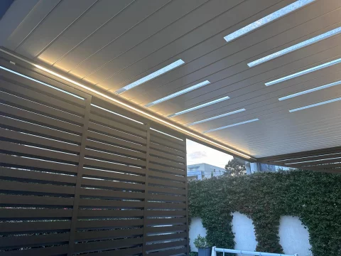 Conception et pose d'une pergola bioclimatique sur mesure en aluminium à Yvrac (33)