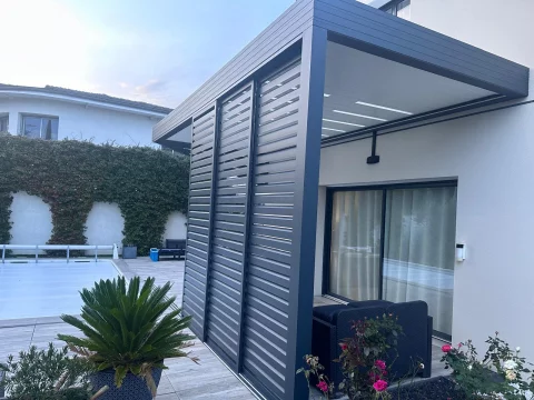 Conception et pose d'une pergola bioclimatique sur mesure en aluminium à Yvrac (33)