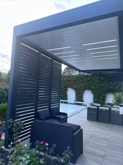 Conception et pose d'une pergola bioclimatique sur mesure en aluminium à Yvrac (33)