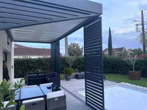 Conception et pose d'une pergola bioclimatique sur mesure en aluminium à Yvrac (33)