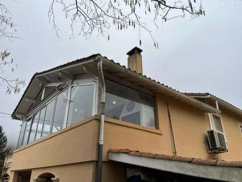 Fermeture sur mesure d'un porche en aluminium à Saint-Sulpice-de-Faleyrens (33)