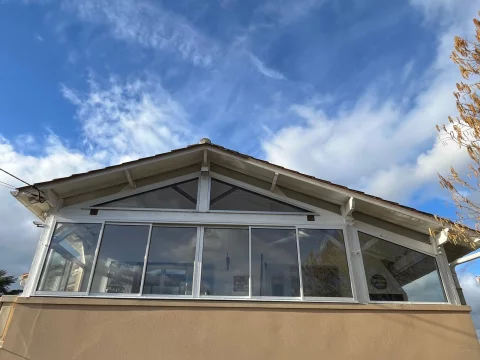 Fermeture sur mesure d'un porche en aluminium à Saint-Sulpice-de-Faleyrens (33)